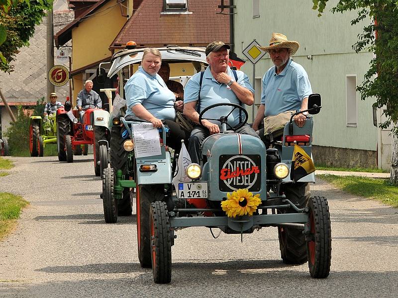 ORGANIZÁTORY SRAZU TRAKTORŮ ve Skalné potěšila účast německých přátel s jejich stroji. 