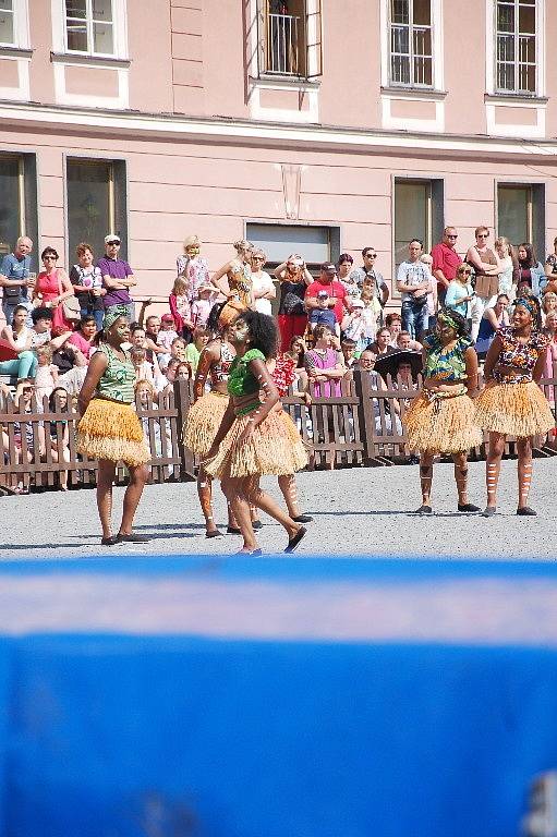 Dvanáct orchestrů, tisíce diváků a všude slyšitelný potlesk. Tak vypadal v pořadí již 22. ročník mezinárodního festivalu mládežnických dechových orchestrů FIJO 2016 v Chebu.