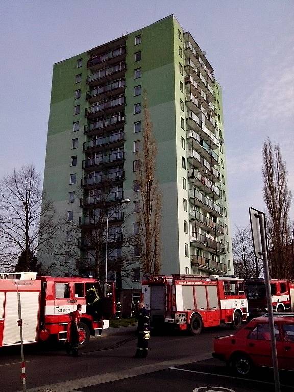 Pět hasičských jednotek v chebské ulici Palackého znepokojilo občany. 