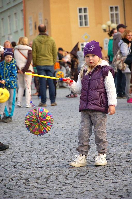 Tradiční lampionový průvod se o víkendu vydal z chebského náměstí do areálu Krajinky. Akci oživil také chebský Mládežnický dechový orchestr. 