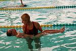 Handicapovaní plavci zaplnili chebský bazén dobrou náladou.