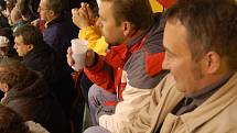 Chebští fanoušci na zápase hokejové play-off v Karlových Varech