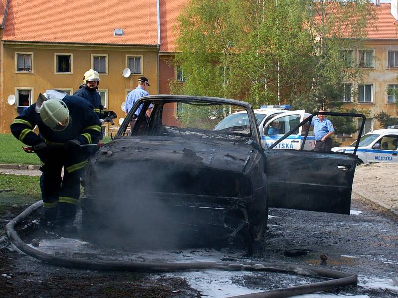 Požár Škody 120 museli ve čtvrtek 16. dubna odpoledne likvidovat chebští hasiči