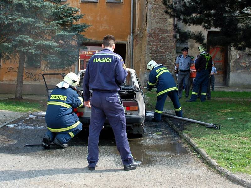 Požár Škody 120 museli ve čtvrtek 16. dubna odpoledne likvidovat chebští hasiči