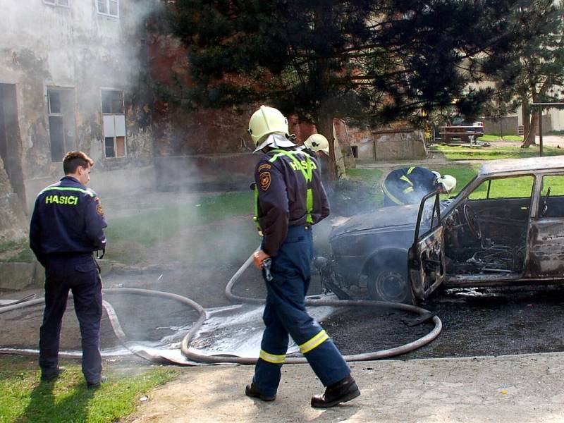 Požár Škody 120 museli ve čtvrtek 16. dubna odpoledne likvidovat chebští hasiči