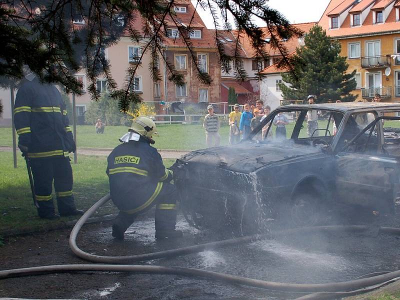 Požár Škody 120 museli ve čtvrtek 16. dubna odpoledne likvidovat chebští hasiči