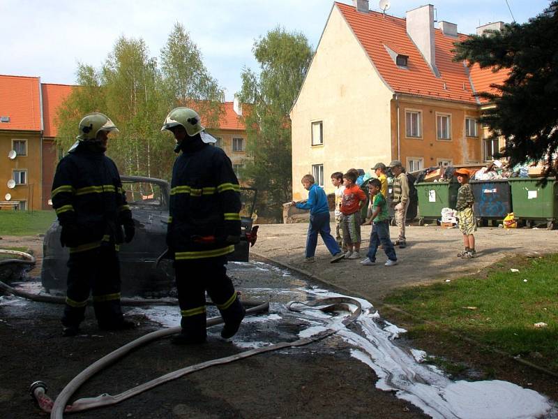 Požár Škody 120 museli ve čtvrtek 16. dubna odpoledne likvidovat chebští hasiči