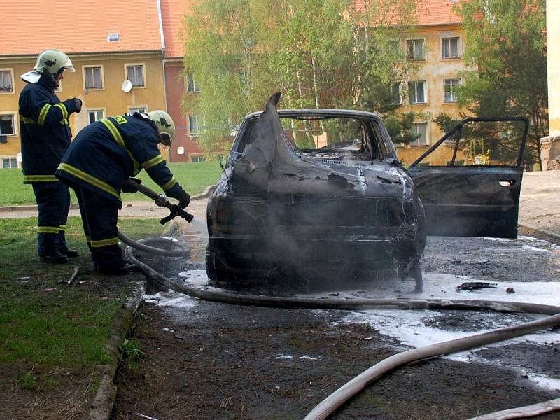 Požár Škody 120 museli ve čtvrtek 16. dubna odpoledne likvidovat chebští hasiči