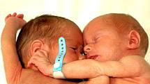 DANIEL A DAVID ŠOUPOVI (zleva) se narodili ve čtvrtek 29. července v 11.56 a 11.57 hodin. Davídek vážil 2580 gramů a měřil 49 centimetrů. Daneček vážil 2540 gramů a 48 centimetrů. Maminka Denisa a tatínek Karel se radují z chlapečků doma v Chebu.