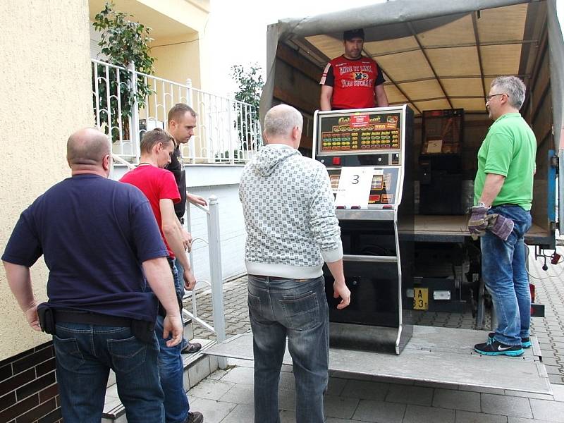 Policie odvezla z jednoho domu ve Františkových Lázních několik herních automatů.  