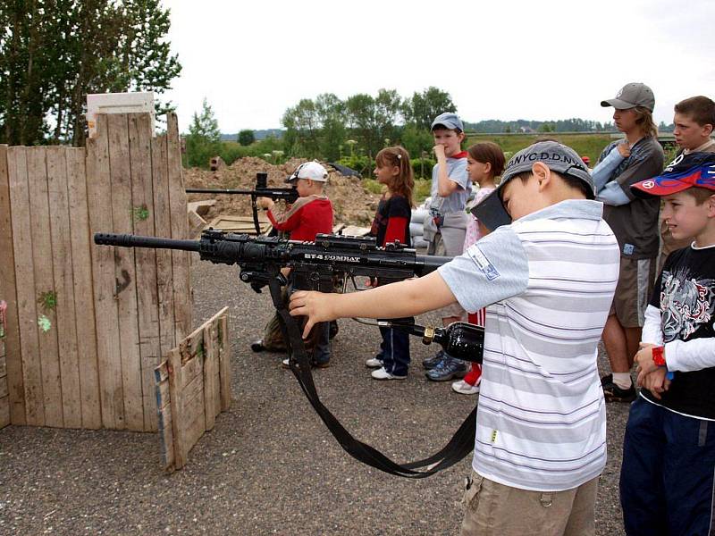 Branný den chebských školáků v Paintball aréně ve Střížově