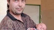 KAREL POPLŠTEIN přišel na svět v pátek 28. prosince v 8.22 hodin. Při narození vážil 3 730 gramů a měřil 51 centimetrů. Z malého Káji se raduje doma v Lubech sestřička Adélka spolu s maminkou Lucií a tatínkem Karlem.