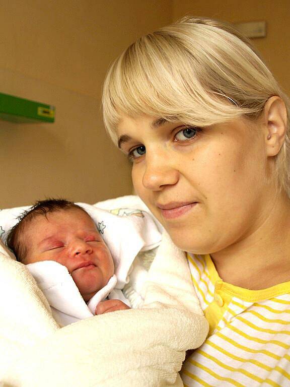 KAROLÍNA MECNEROVÁ přišla na svět v chebské porodnici v úterý 3. srpna ve 12 hodin. Při narození vážila 3000 gramů a měřila 50 centimetrů. Doma v Kaceřově se z malé Karolínky raduje maminka Martina spolu s tatínkem Karlem.