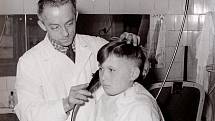 KDO JE ONEN MALÝ ZÁKAZNÍK? Na snímku z 50. let minulého století je  zvěčněný holič Antonín Novotný, kterak stříhá hocha. Víte, kdo by malý zákazník mohl být?