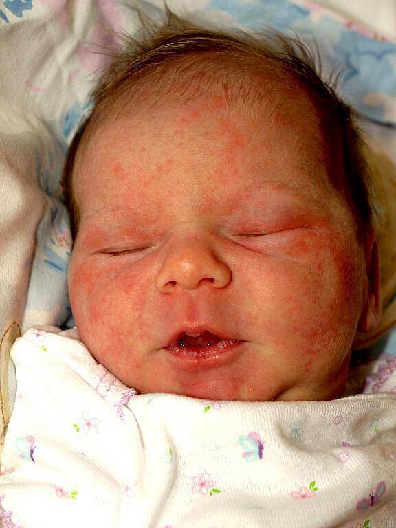 NINA KAŠOVÁ se narodila v úterý 3. srpna v 16.04 hodin. Na svět přišla s váhou 2950 gramů a mírou 49 centimetrů. Doma ve Skalné se raduje z malé Ninečky maminka Nina spolu s tatínkem Petrem.