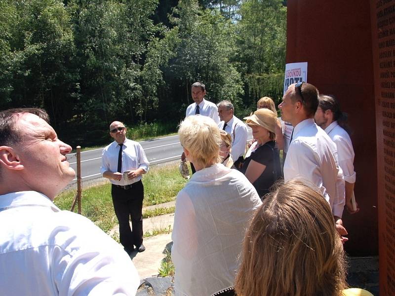  Protestní hladovku zahájili aktivisté u památníku obětem železné opony ve Svatém Kříži u Chebu. 