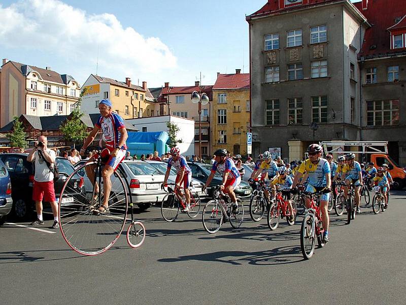 CHARITATIVNÍ  AKCE  Na kole dětem, jejíž výtěžek půjde na  dětské onkologické kliniky, odstartovala v čele s Josefem  Zimovčákem z Aše. 