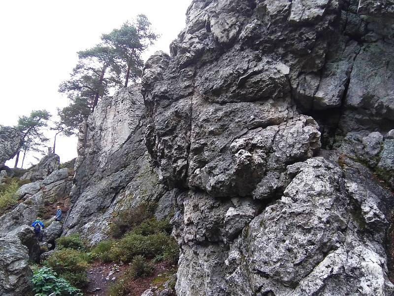 Pouhých Pár kilometrů od Chebu u obce Hazlov se nachází přírodní památka s názvem Goethova skalka.