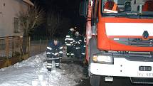 POŽÁR RODINNÉHO domu v Křižovatce zburcoval tři hasičské jednotky. Majitel domu skončil na Jednotce intenzivní péče popáleninového oddělení nemocnice Královské Vinohrady v Praze s těžkým poraněním dýchacích cest. 