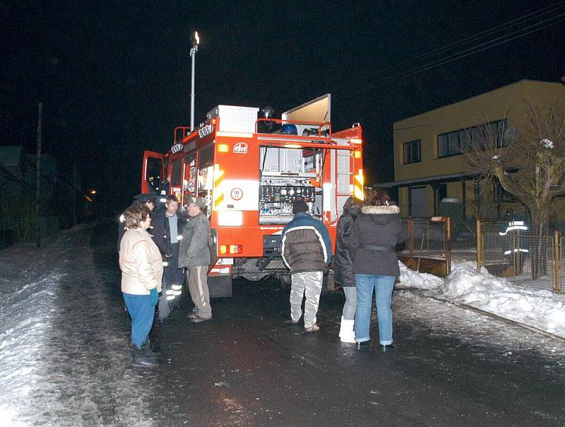 POŽÁR RODINNÉHO domu v Křižovatce zburcoval tři hasičské jednotky. Majitel domu skončil na Jednotce intenzivní péče popáleninového oddělení nemocnice Královské Vinohrady v Praze s těžkým poraněním dýchacích cest. 