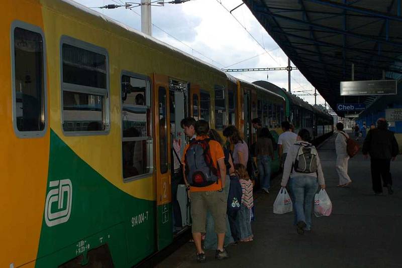 Cestující nastupují na chebském nádraží do motorového vozu Regionova