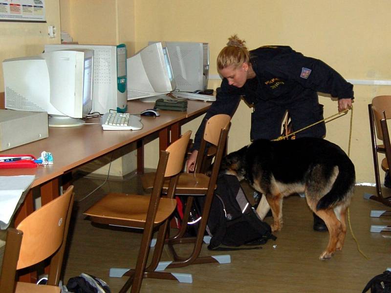 Prohlídka školy v Plesné. Policejní psi hledali drogy. Jednalo se o preventivní akci