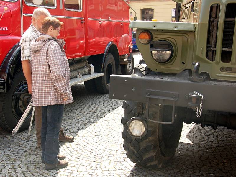 Náměstí Krále Jiřího z Poděbrad v Chebu v neděli odpoledne zaplnila hasičská technika z Německa. K vidění byly historické vozy, které sem zajíždějí každé dva roky.