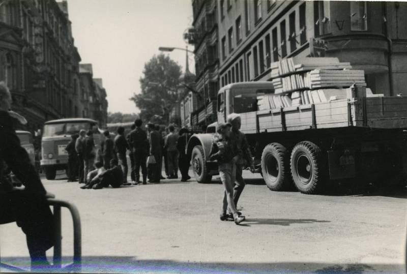 Dění v chebských ulicích v srpnu 1968 objektivem Waltra Ticheho z Chebu