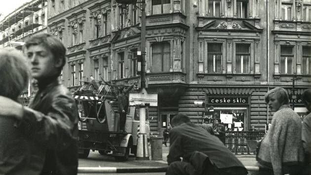 Dění v chebských ulicích v srpnu 1968 objektivem Waltra Ticheho z Chebu