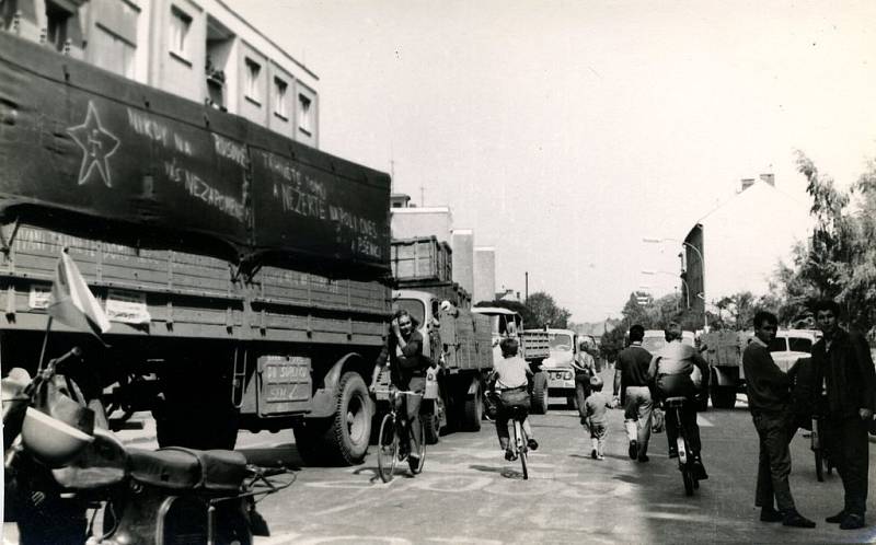 Dění v chebských ulicích v srpnu 1968 objektivem Waltra Ticheho z Chebu