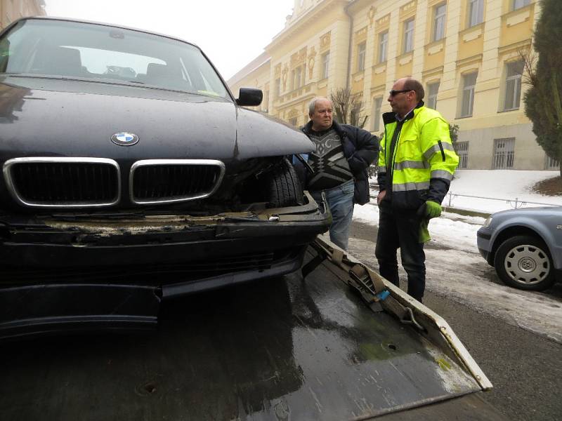 V chebské ulici Lidická se v noci z pátka na sobotu propadla část vozovky. V kráteru uvízlo auto taxislužby. 