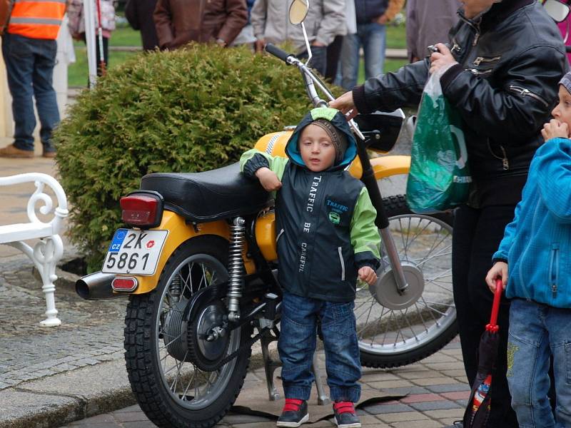 Nablýskané plechové miláčky předvedli majitelé historických automobilů a motocyklů ve Františkových Lázních.