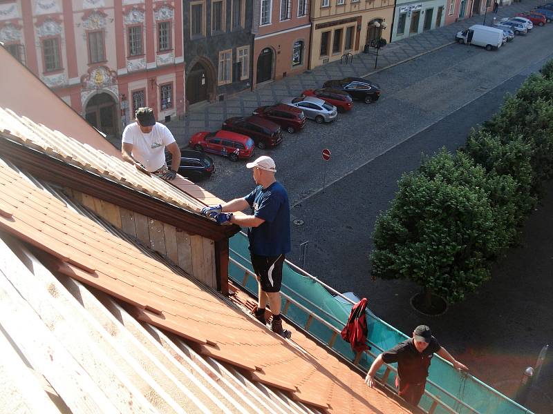 Odborníci v tuto chvíli opravují střechu Muzea Cheb. Příští rok se opravy dočkají i vnitřní prostory.