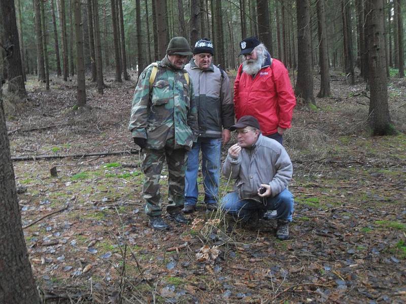 Ani současné nevlídné počasí neodradilo deset houbařských nadšenců z Chebska od akce spojené s procházkou přírodou v okolí Chebu nazvané Vítání zimy. 