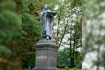 Bronzová socha německého reformátora Martina Luthera je umístěna v ašském parku.