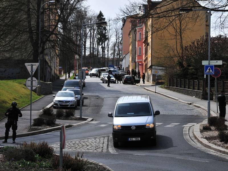 Policisté zasahovali v ašské ulici Gustava Geipela. 