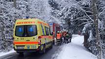 K nehodě jednoho osobního auta vyjížděli hasiči ze stanice Kraslice a dobrovolní hasiči z Lubů. Na silnici pokryté sněhem z Kraslic na Luby narazilo osobní auto do betonového sloupu, který po nárazu spadl. Naštěstí spadl těsně mimo vozidlo. 