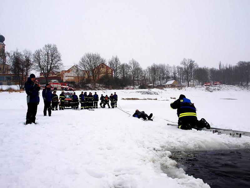 CVIČENÍ ZÁCHRANY ČLOVĚKA, který se propadl do ledové vody, zkoušejí hasiči a policejní potápěči na Jesenici u Chebu již podruhé. Podobně trénují i v létě. 