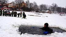 CVIČENÍ ZÁCHRANY ČLOVĚKA, který se propadl do ledové vody, zkoušejí hasiči a policejní potápěči na Jesenici u Chebu již podruhé. Podobně trénují i v létě. 