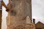 Poslední demoliční práce se v těchto dnech odehrávají v prostoru kláštera Milosrdných sester v Chebu. 
