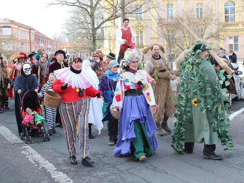 Tisíce rozesmátých tváří v nejrůznějších převlecích a maskách. Tak vypadaly tradiční masopustní průvody v celém Karlovarském kraji. Ten největší se konal v pořadí již potřinácté v Chebu. 