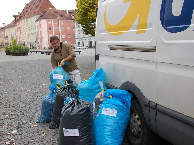 Celkem dvanáct pytlů s plastovými víčky putovalo do Kopřivnice u Ostravy z Chebského deníku. 