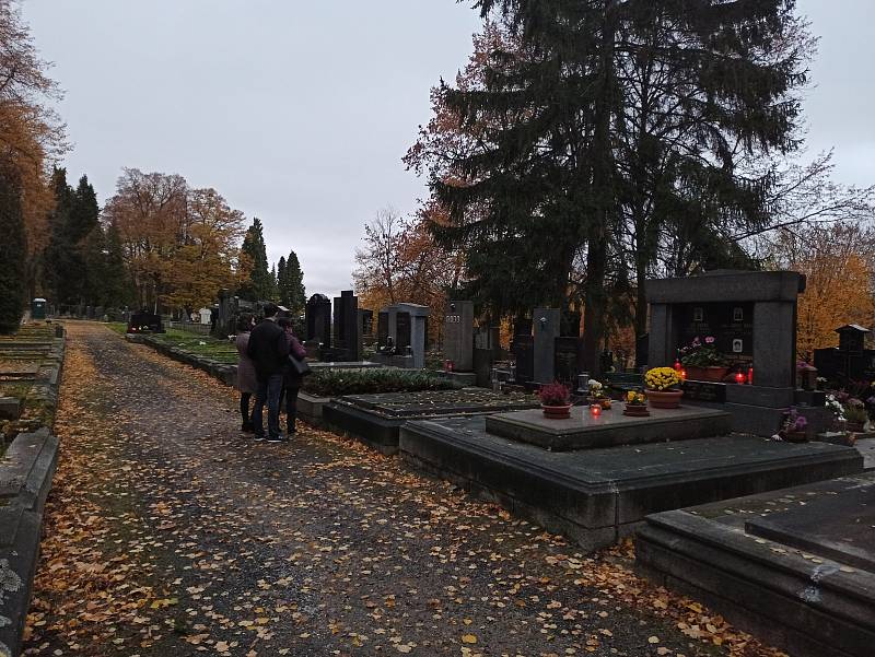 Žádné velké návaly se nekonaly o víkendu na hlavním karlovarském hřbitově v Drahovicích. Důvodem je pandemie. Zatímco v minulosti proudily na hřbitov davy lidí a nebylo zde téměř kde zaparkovat, letos byl poslední předdušičkový víkend velmi poklidný.