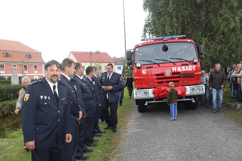 „VÍTEJ, MAZLÍKU.“ Milíkovští dobráci přivítali novou cisternu. K ní navíc dostali od obce i prapor.