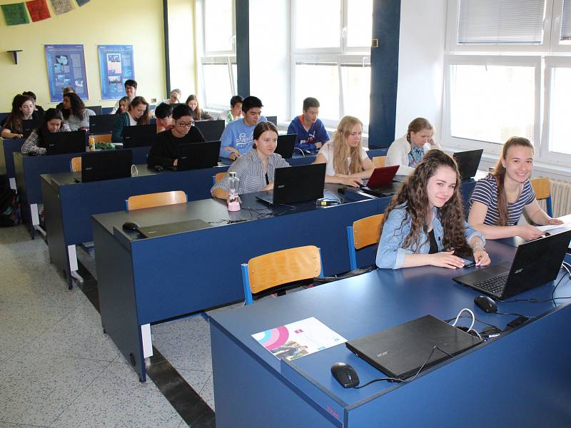 CELKEM 22 STUDENTŮ Gymnázia Cheb kontrolovalo průběh krajského kola dějepisné soutěže v dalších 22 krajích v České republice a na Slovensku.