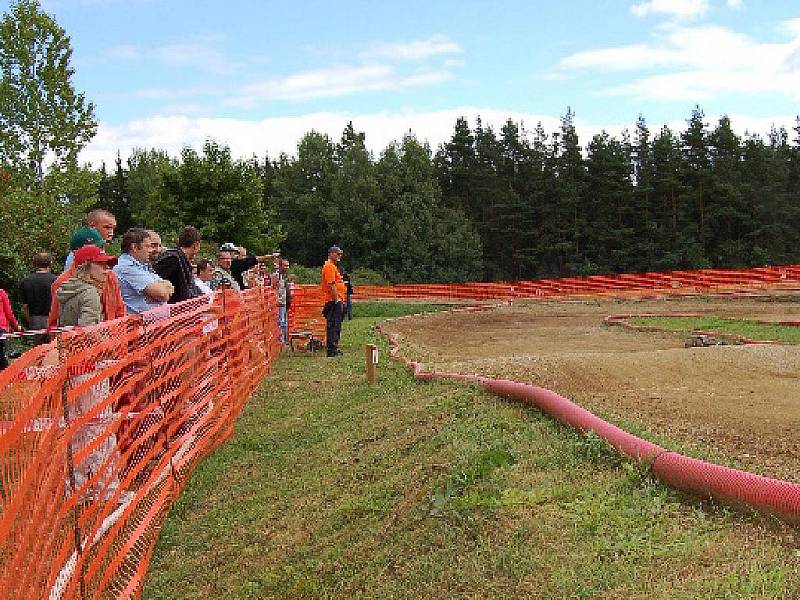 AUTÍČKA. Radiem řízené modely aut, které se předvedou už o víkendu ve Velké Hleďsebi, lákají hlavně muže. 