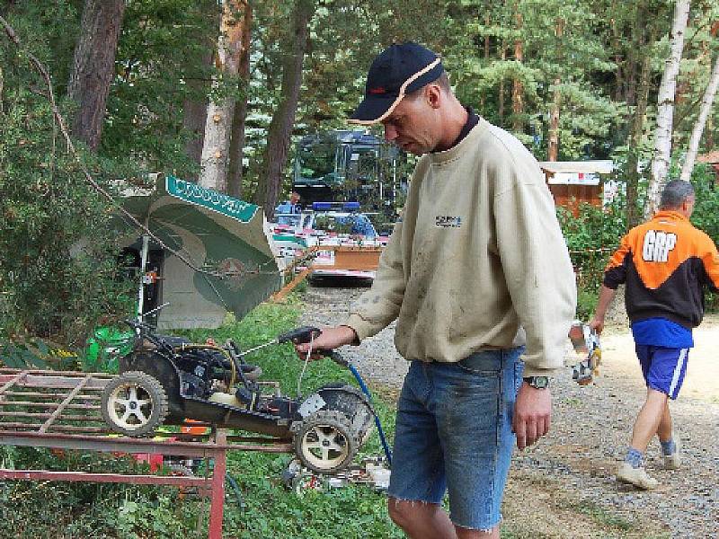 AUTÍČKA. Radiem řízené modely aut, které se předvedou už o víkendu ve Velké Hleďsebi, lákají hlavně muže. 