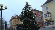 Na chebském náměstí bylo možné prohlédnout si stromeček, popřípadě si zabruslit na ledě.