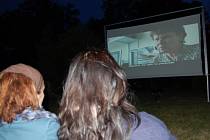 Premiéra letního kina pod názvem MU-KNI ve Františkových Lázních přilákala v pátek večer na zahradu místního muzea desítky diváků. 