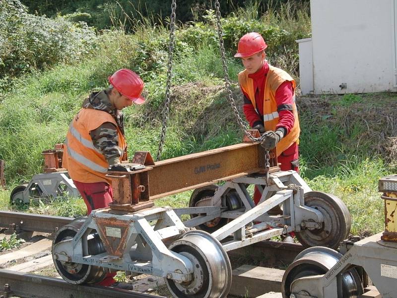 PRÁCE NA POSLEDNÍ ČÁSTI třetího tranzitního koridoru na trati Cheb Cheb státní hranice jsou v plném proudu. Stavebníci právě nyní připravují okolí kolem trati pro novou etapu. 